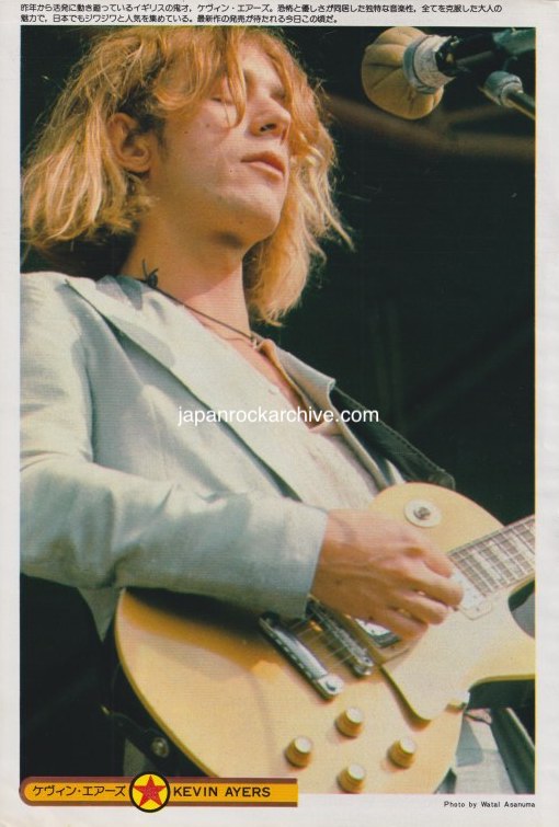 Kevin Ayers 1975/07 Japanese music press cutting clipping - photo pinup - on stage with gibson guitar