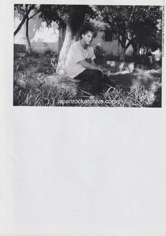 The Cure 1992/10 Japanese music press cutting clipping - photo pinup - robert smith outside