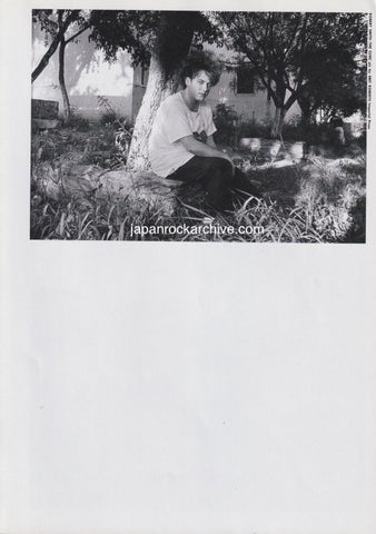 The Cure 1992/10 Japanese music press cutting clipping - photo pinup - robert smith outside