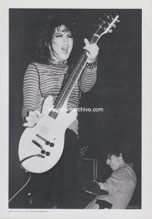 Joan Jett 1983/01 Japanese music press cutting clipping - photo pinup - on stage