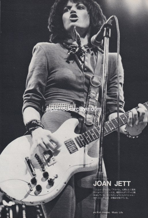 Joan Jett 1983/09 Japanese music press cutting clipping - photo pinup - on stage