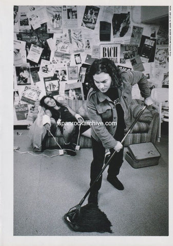 Pearl Jam 1994/07 Japanese music press cutting clipping - photo pinup - eddie vedder with mop