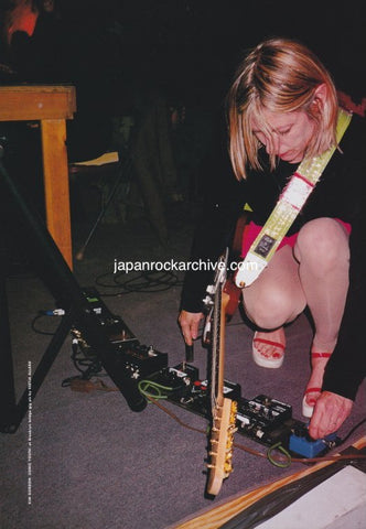 Sonic Youth 1997/09 Japanese music press cutting clipping - photo pinup - kim gordon on stage