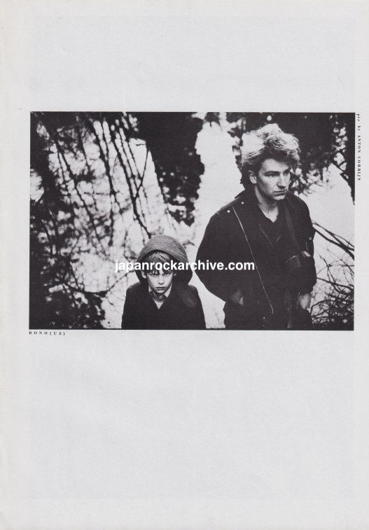 U2 1983/11 Japanese music press cutting clipping - photo pinup - bono w/ boy