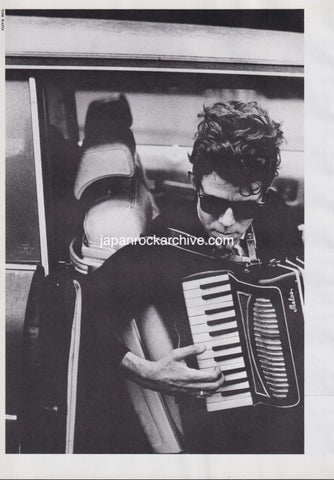 Tom Waits 1986/07 Japanese music press cutting clipping - photo pinup - with accordion