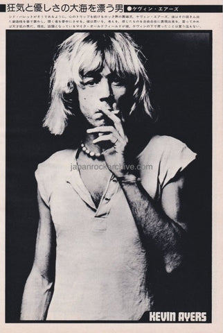 Kevin Ayers 1974/09 Japanese music press cutting clipping - photo pinup - smoking a cigarette