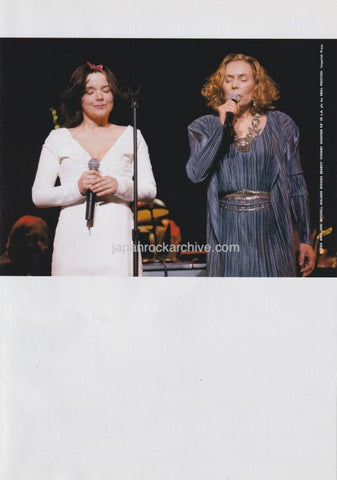 Joni Mitchell & Bjork 1998/09 Japanese music press cutting clipping - photo pinup - on stage together