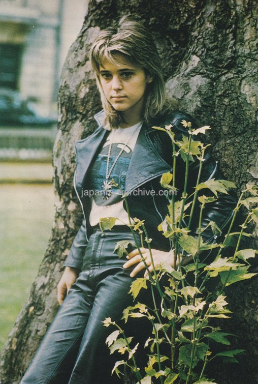 Suzi Quatro 1975/08 Japanese music press cutting clipping - photo pinup - outside leaning against tree