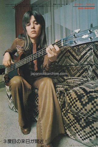 Suzi Quatro 1976/06 Japanese music press cutting clipping - photo pinup - in leather pants with bass guitar